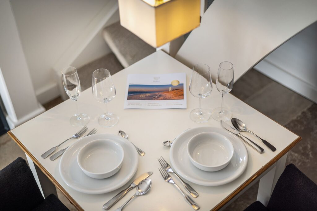 Gedeckter kleiner Tisch in Ferienwohnung auf Sylt