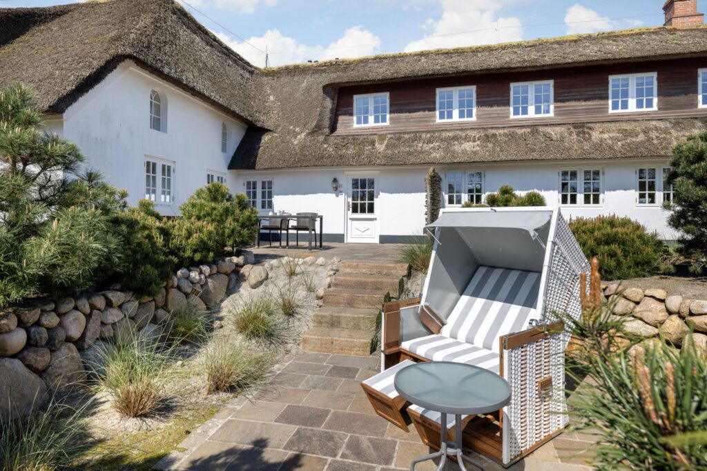 Strandkorb vor Ferienhaus auf Sylt