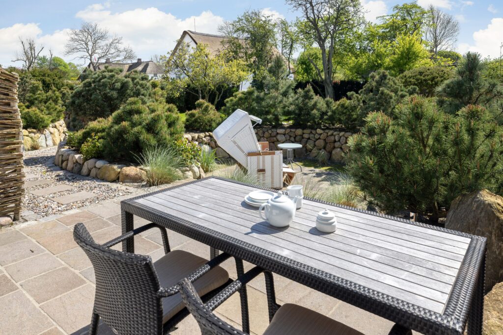 Terrassentisch und Strandkorb im Garten an Ferienwohnung auf Sylt