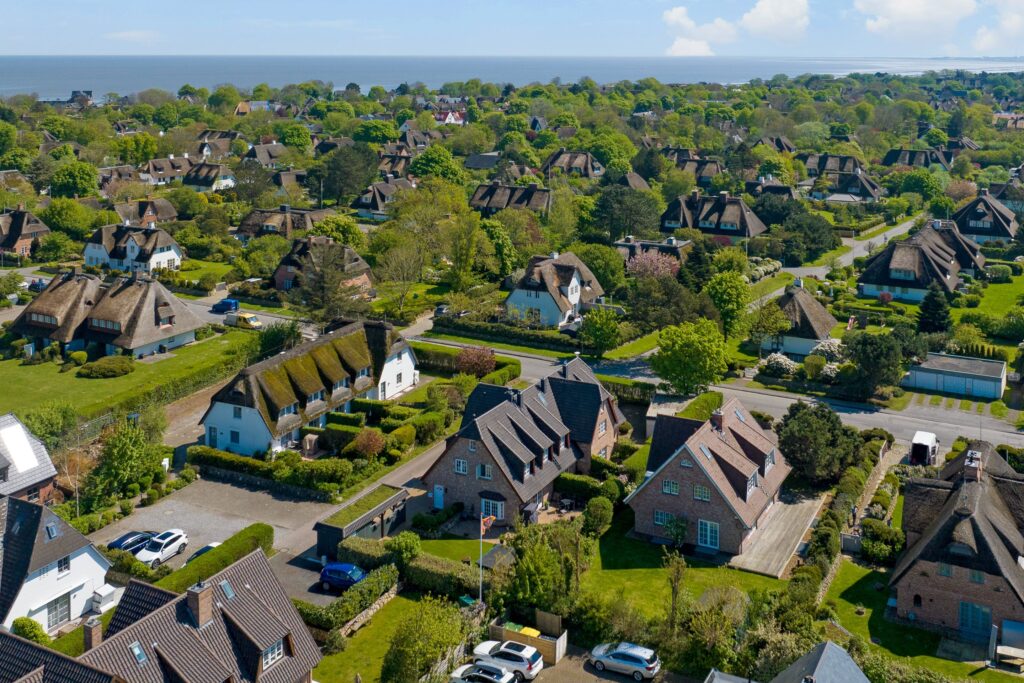 Ferienhäuser von oben in der blühenden Landschaft von Sylt