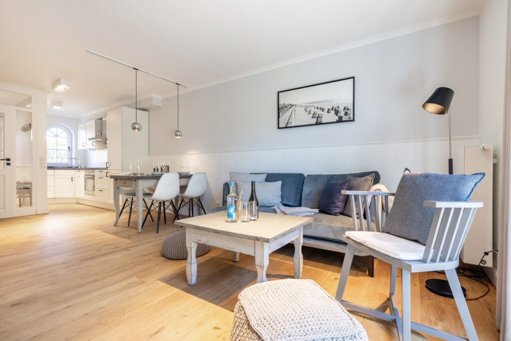 Sofa mit Holztisch und Wasser in Ferienwohnung in Keitum