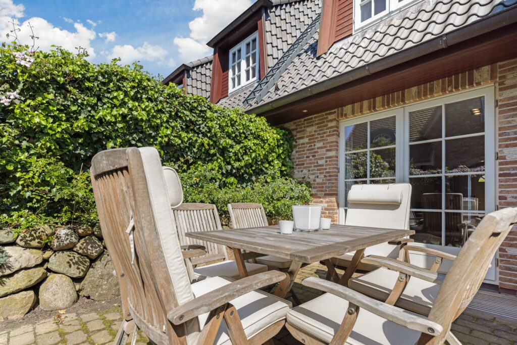 Holztisch und Stühle vor Ferienhaus auf Sylt