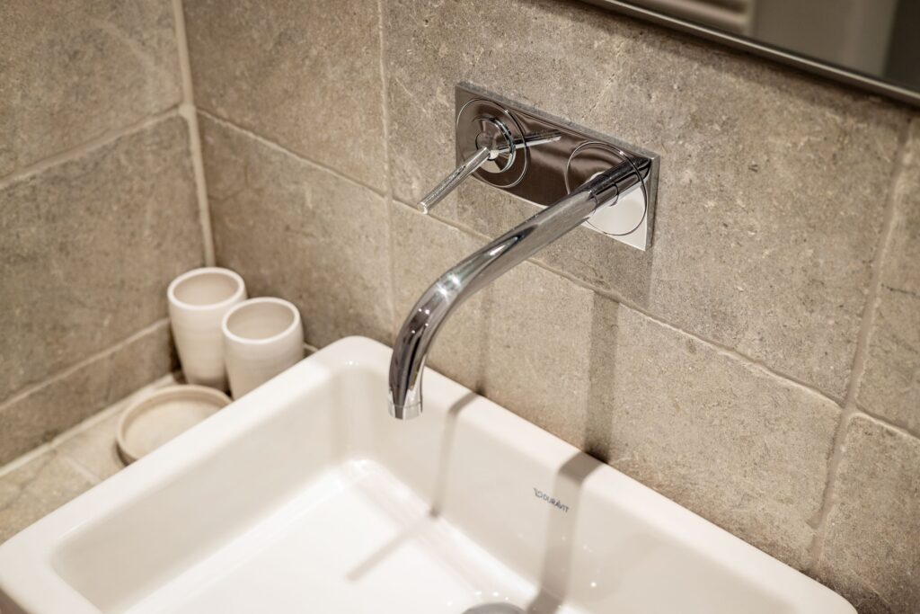 Modernes Waschbecken mit Wasserhahn in Ferienwohnung auf Sylt