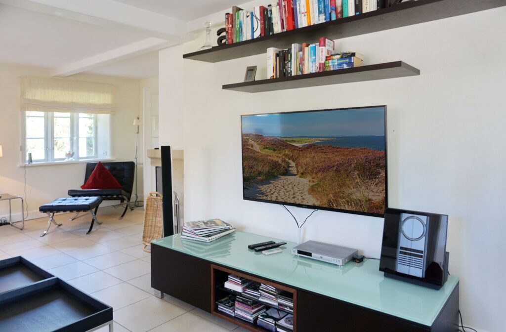 Fernseher mit DVDs und Büchern in Ferienwohnung in Keitum