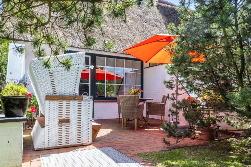 Blick auf die Terrasse mit Strandkorb in Ferienwohnung auf Sylt