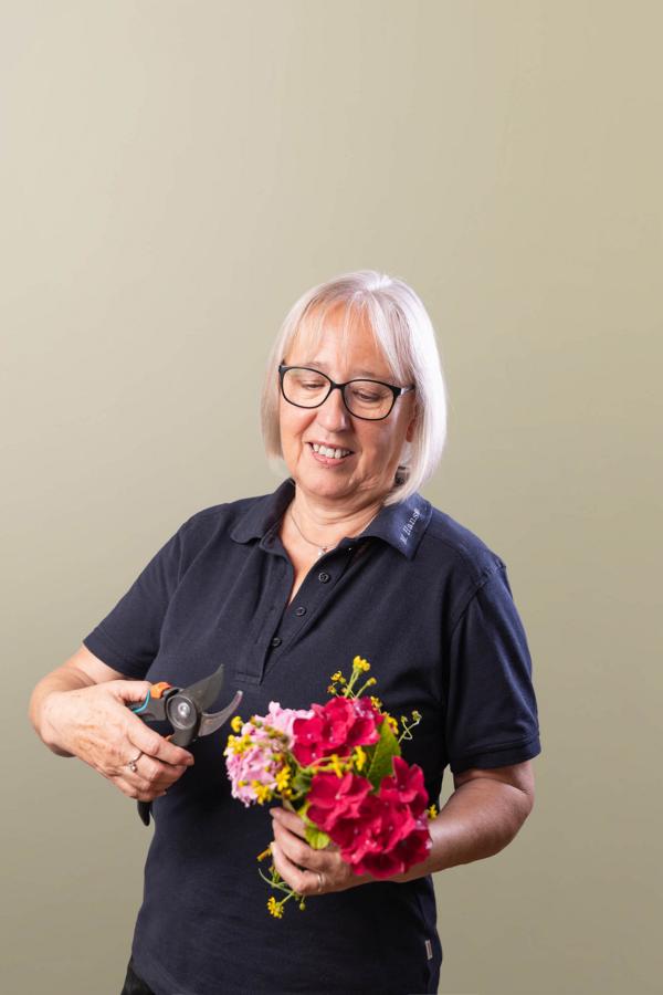 Marion Hansen mit Blumen und Schere