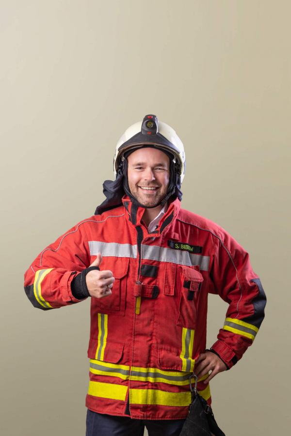 Sönke Bibow in Feuerwehrmannjacke