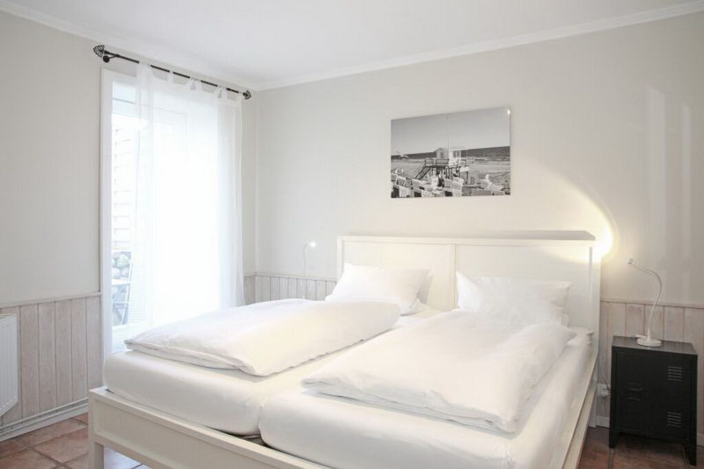 Doppelbett im Schlafzimmer in Ferienwohnung auf Sylt