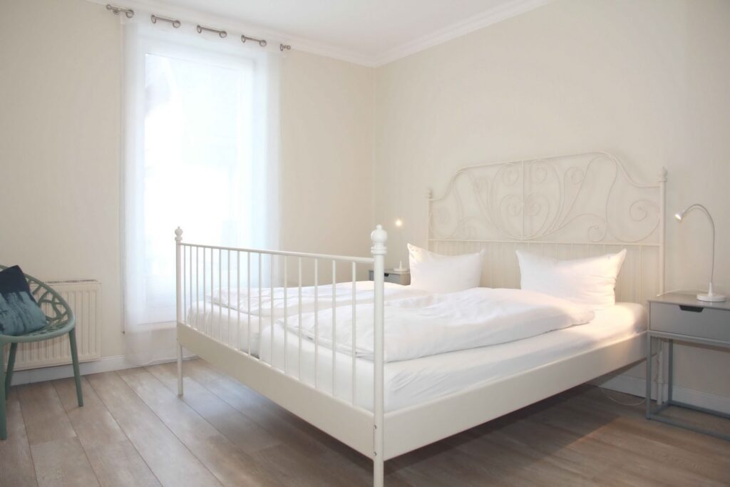 Doppelbett in weiß in Ferienwohnung auf Sylt