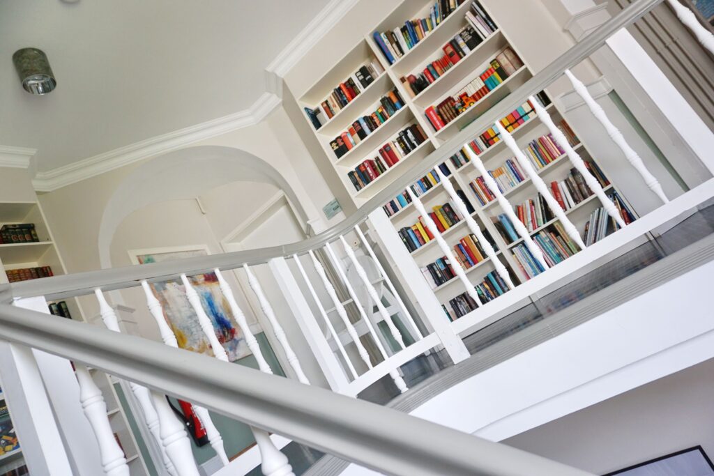 Bücherregal in Treppenhaus auf Sylt