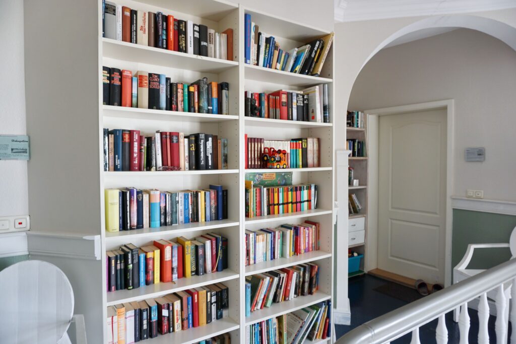 Bücherregal im Treppenhaus in Ferienwohnung auf Sylt