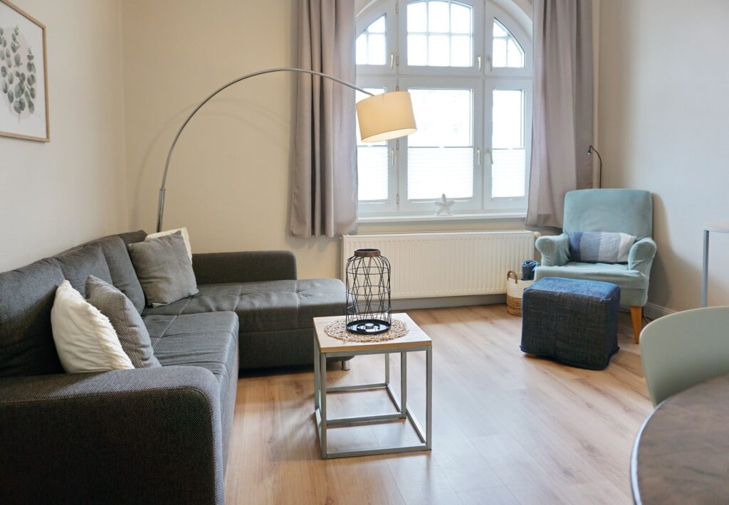 Wohnzimmer mit Sofa und Sessel in Ferienwohnung auf Sylt