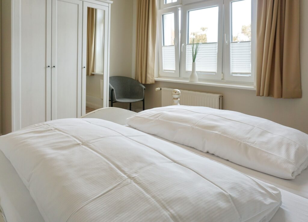 Doppelbett und Kleiderschrank in Ferienwohnung auf Sylt