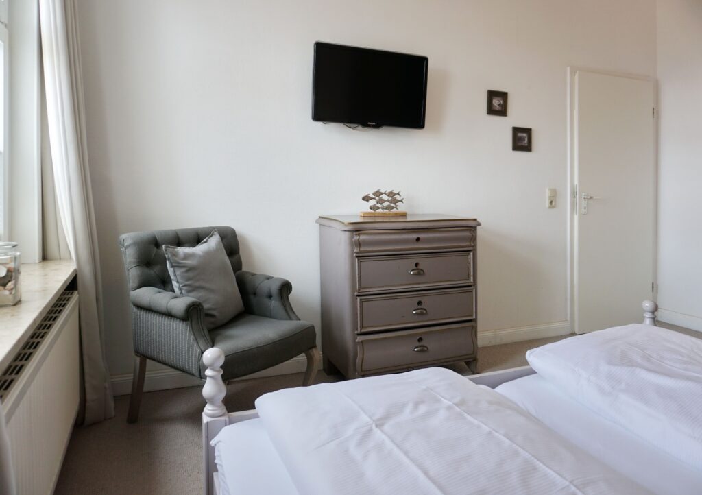 Schlafzimmer mit Doppelbett und Fernseher in Ferienwohnung in Keitum auf Sylt