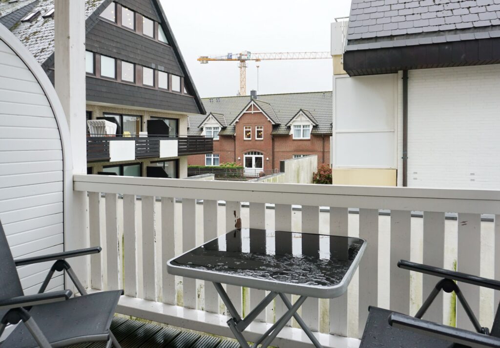 Balkon mit Stühlen in Ferienwohnung auf Sylt