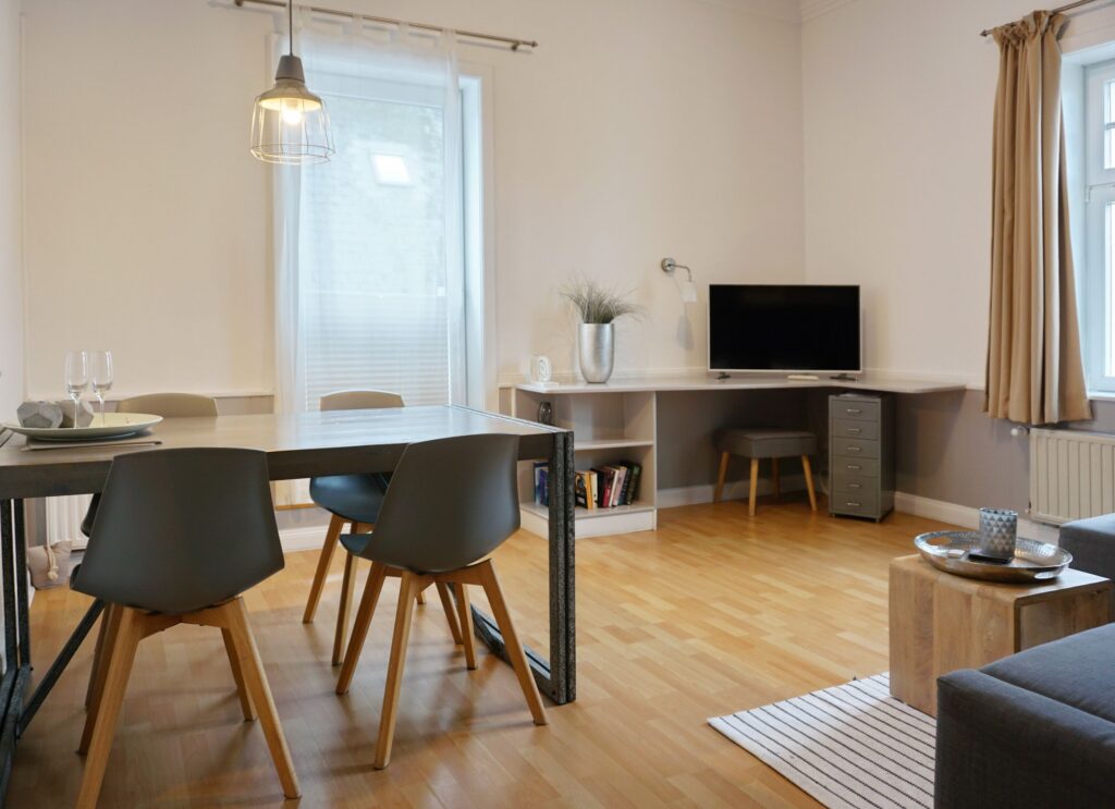 Essbereich mit Fernseher in Ferienwohnung auf Sylt