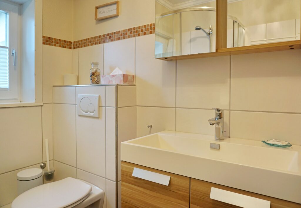 Badezimmer mit Toilette und Waschbecken in Ferienwohnung auf Sylt