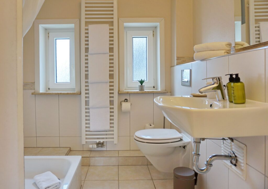 Badezimmer mit Badewanne in Ferienwohnung auf Sylt