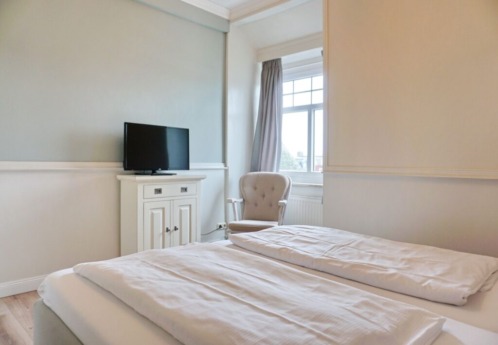 Doppelbett mit Fernseher in Ferienwohnung auf Sylt