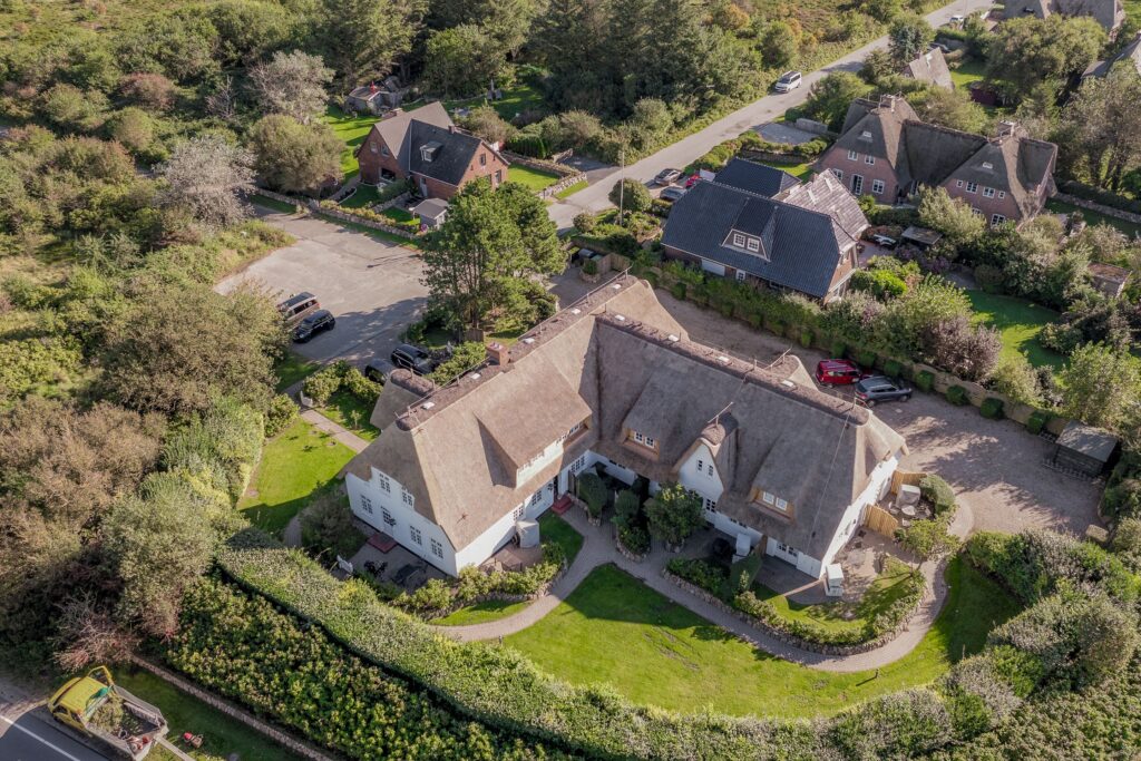 Großes Reetdachhaus auf Sylt von oben