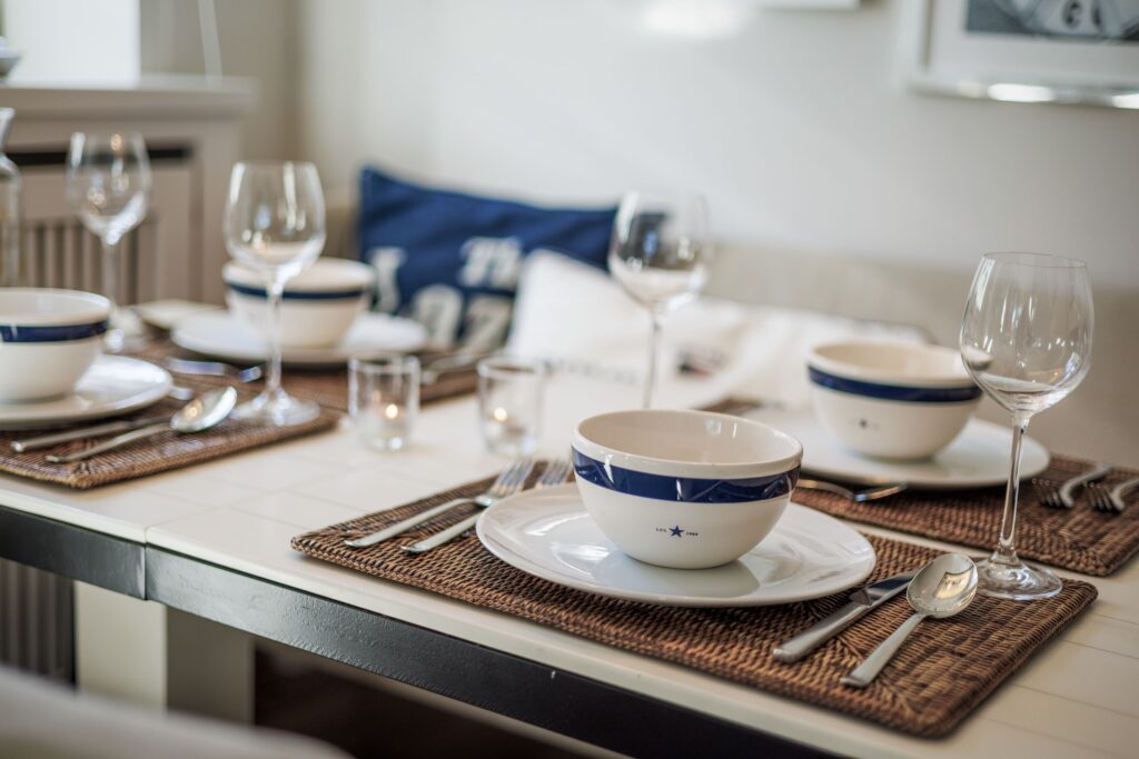 Tasse mit Besteck und Untertasse in Ferienwohnung auf Sylt