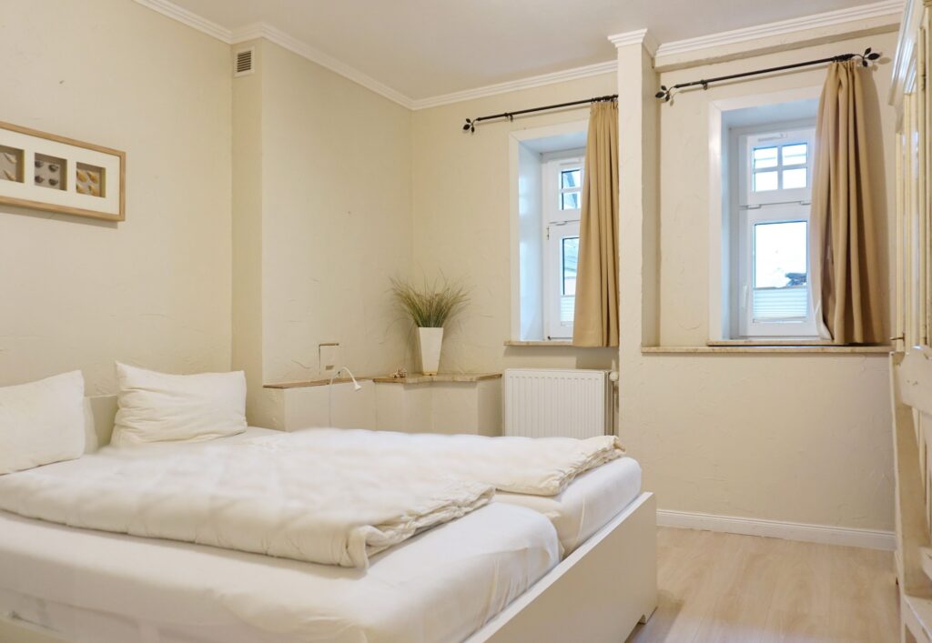 Doppelbett im Schlafzimmer in Ferienwohnung auf Sylt