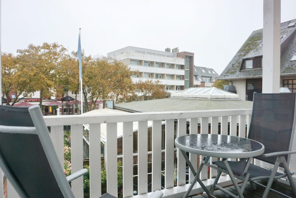 Balkon mit Stühlen in Ferienwohnung auf Sylt