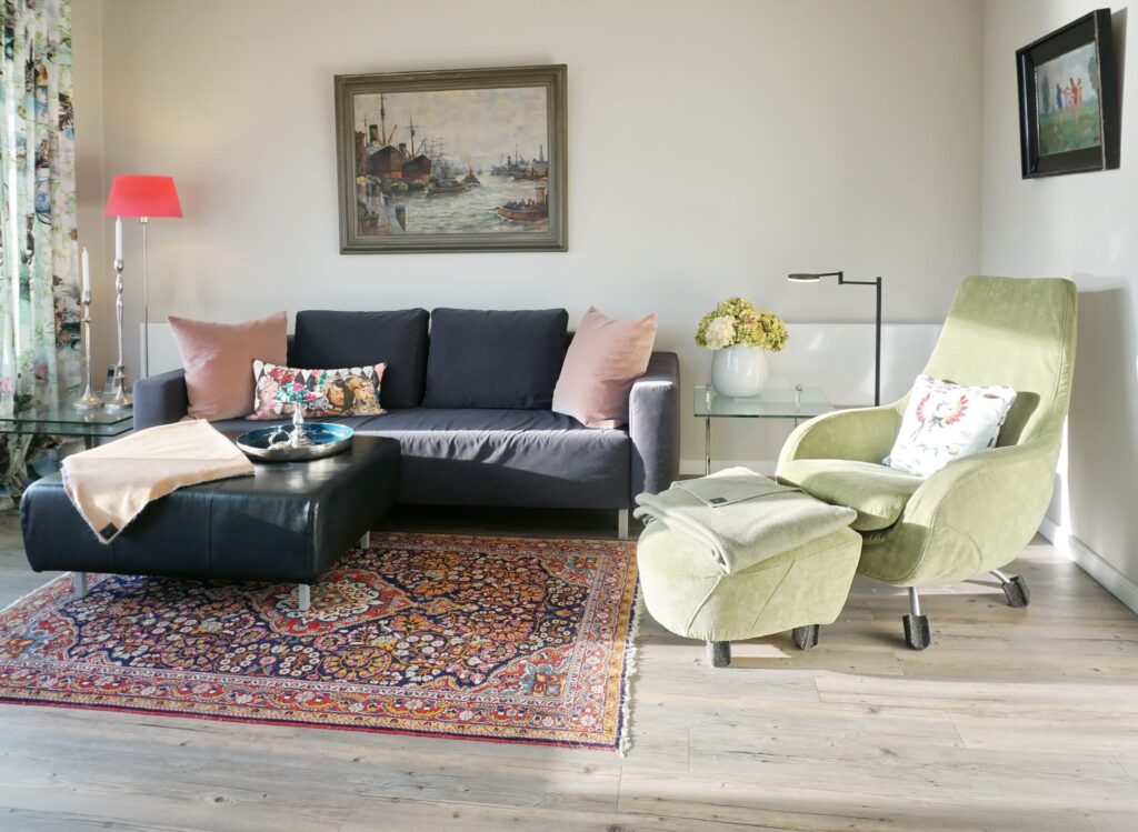 Wohnzimmer mit Sessel und Sofa in Ferienwohnung auf Sylt