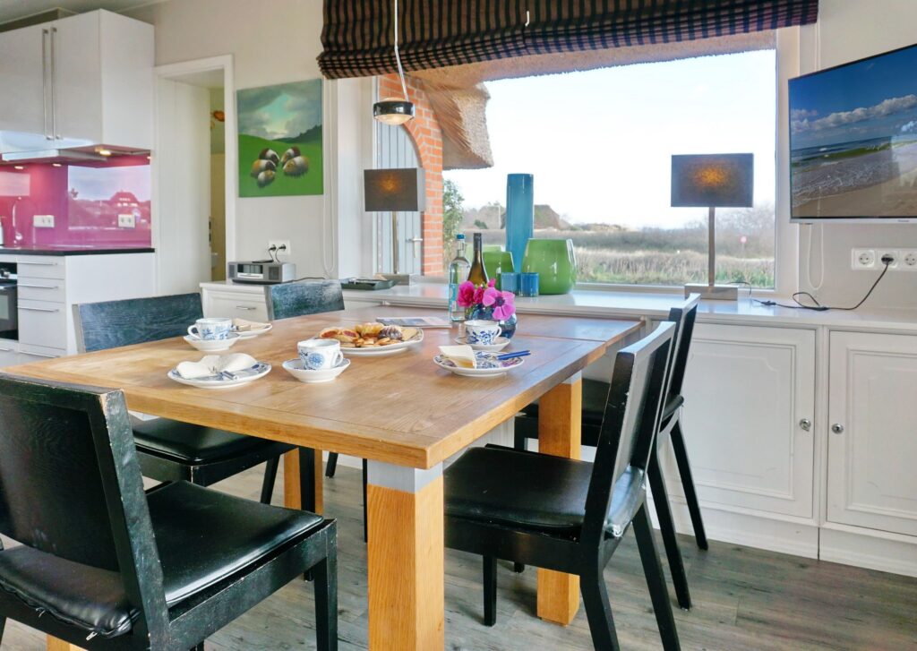 Esstisch mit Fernseher in Ferienwohnung auf Sylt