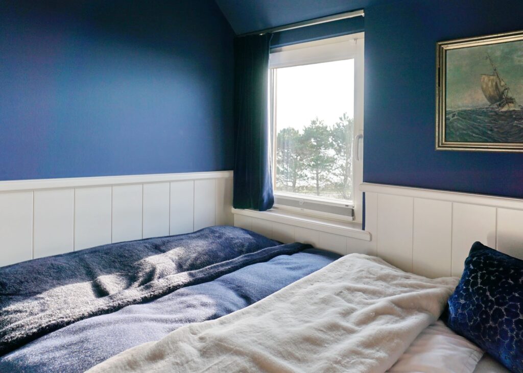 Doppelbett in blau in Ferienwohnung auf Sylt