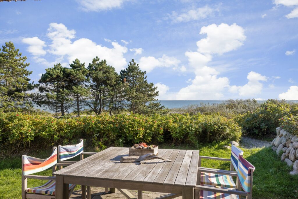 Garten mit Tisch und Stühlen in Ferienwohnung in Keitum auf Sylt