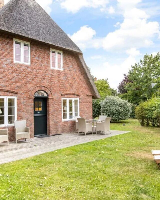 Luxusmomente direkt am Keitumer Watt 🌾✨

Im Ferienhaus „Seepferdchen“ könnt ihr Sylt von seiner schönsten und exklusivsten Seite erleben!☺️

✨ 6 Personen 
🔥 Kamin
🐶 Haustiere willkommen 
🌳 Terrasse 
💕 Traumlage 

Dieses Jahr noch verfügbar: 🐚

vom 02. bis 14. September 
vom 24. September bis 9. Oktober 
vom 15. Oktober bis 28. Dezember 

Weitere Traumhäuser und Wohnungen findet Ihr auf unserer Website✨

#wedell #wedellsylt #keitum #keitumaufsylt  #ferienhaus #ammeer #syltliebe #inselurlaub #sylt #sylturlaub #auszeitaufsylt #nordseeurlaub #nordseeinsel #nordfriesland #ferienhausammeer #traumhaus #hausammeer #urlaubammeer #wattenmeer #inselliebe