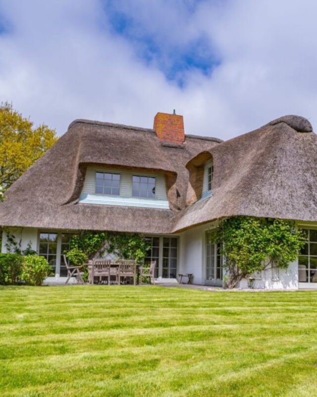 Inselauszeit mit Zuhausegefühl - im Friesenhaus "Sylthause" in Archsum. 👌🏼☺

Idylische Ruhe und ganz viel Raum für Erholung. Zwischen Nordseeluft, Saunagängen und ausgiebigen Spaziergängen - das ist Urlaub für Körper, Geist und Seele 🌊❤️

✨ 4 Personen
🐶 Haustiere willkommen
🧖‍♀️ Sauna
🌳 Terrasse & Garten
🔥 Kamin
💕 Traumlage

Besuche unsere Website und entdecke alle verfügbaren Daten!

#urlaub #urlaubammeer #urlaubmithund #winterzauber #wenningstedt #ferienwohnung #strandnah #urlaubsdomizil #sylt #syltliebe #urlaubaufsylt #nordseeurlaub #nordsee #nordfriesland #urlaubinnordfriesland #urlaubzuzweit #winterurlaub #sommerurlaub #inselurlaub #inselliebe #nordseeinsel