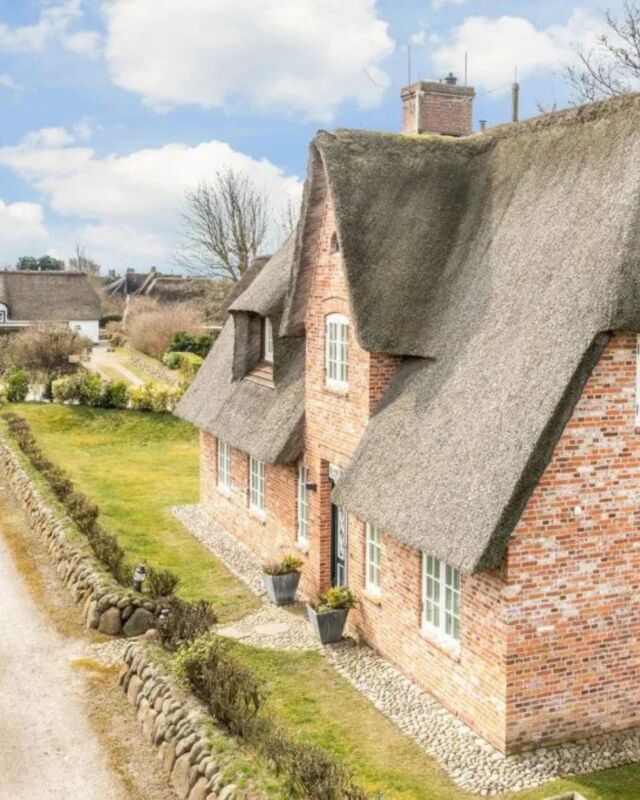 Mitten ins Friesenherz ❤️

Nirgendwo schmecken die Frühstücksbrötchen besser als im Haus "Kliffkante" in Keitum. Idylische Lage, fußläufig zur wunderschönen Wattseite... ein Traum unter Reet! 🌾🌟

#urlaub #urlaubammeer #urlaubmithund #winterzauber #wenningstedt #ferienwohnung #strandnah #urlaubsdomizil #sylt #syltliebe #urlaubaufsylt #nordseeurlaub #nordsee #nordfriesland #urlaubinnordfriesland #urlaubzuzweit #winterurlaub #sommerurlaub #inselurlaub #inselliebe #nordseeinsel