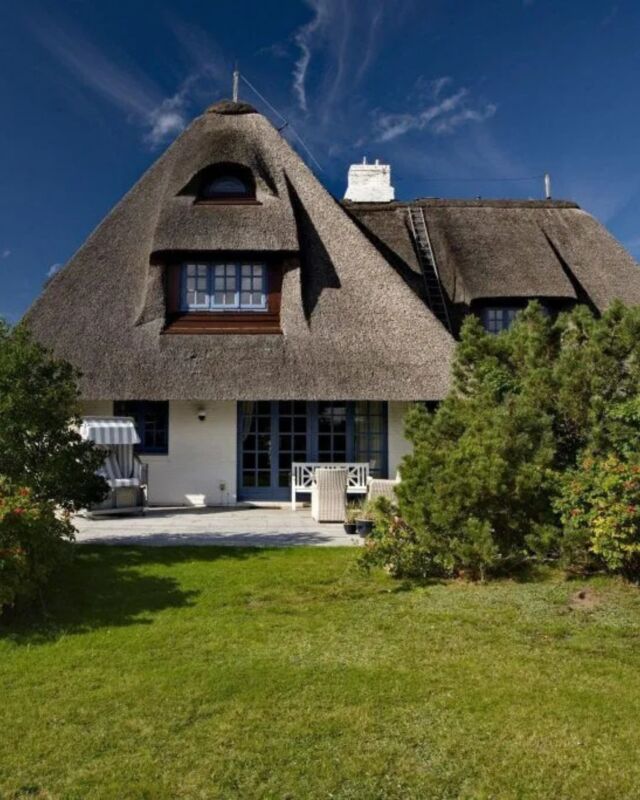 Ein kleines Fleckchen Sylt ganz für Dich ☺️👌🏼

Hier lässt es sich aushalten - und abschalten: Im Ferienhaus "Pogwisch" in Keitum. Terrasse und Garten laden die wundervolle Natur und Umgebung direkt in den stilvollen Wohnbereich ein...🌳🌟

✨ 3 Personen
🌳 Terrasse/ Garten
💕 Traumlage