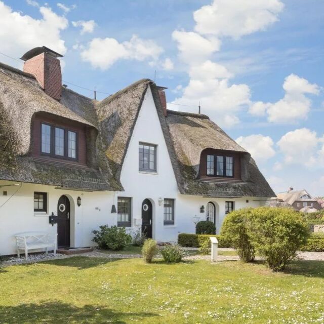 Luxus, Charme und Friesenglück 🌟👌🏼

Im „Süberwind 2“ kommen luxusliebende Friesenfreunde ordentlich auf ihr Kosten. Mit Schick und Charme bietet dieses historische Reethaus den perfekten Rückzugsort auf unserer Lieblingsinsel ☺️